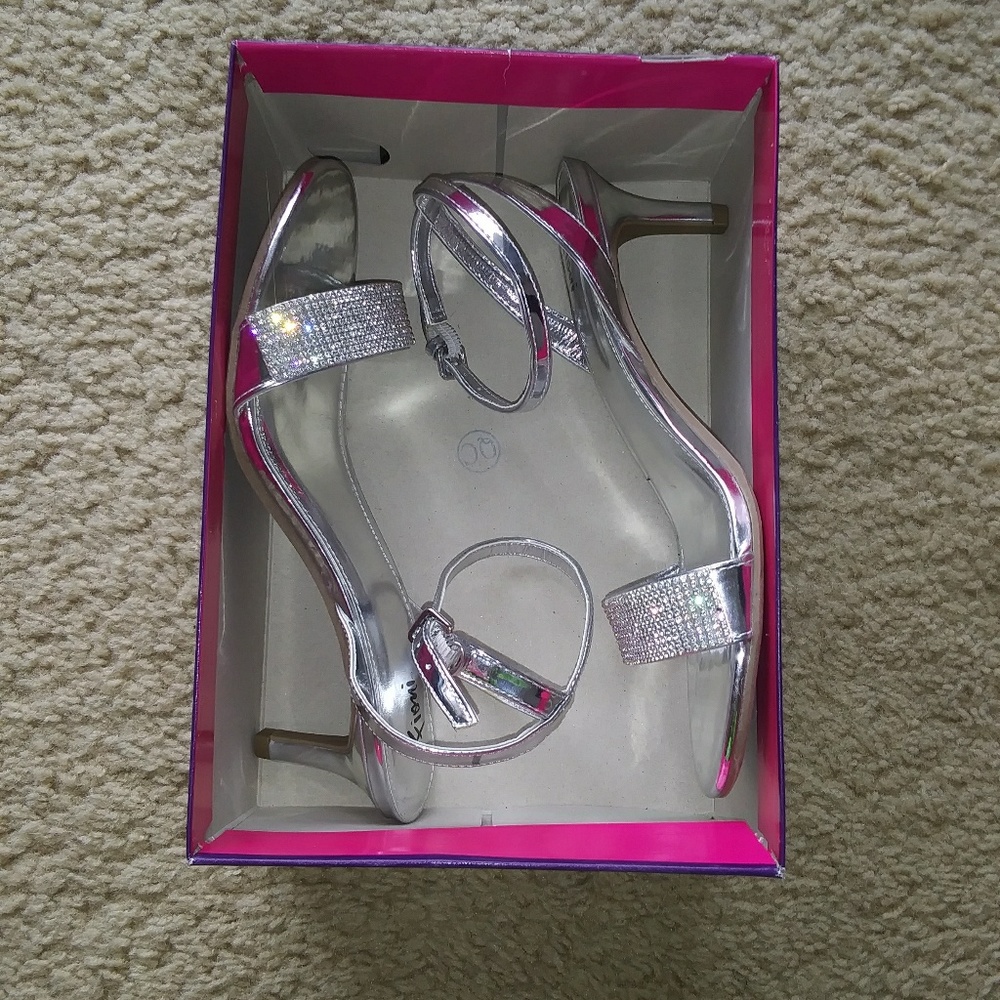 NWOT Fioni Silver Strap Dress Sandals Prom